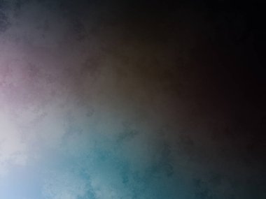 Sörf tahtasında suda bir insan.