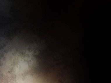 Takım elbiseli ve kravatlı bir adam ateşin önünde duruyor.