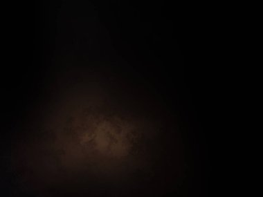 Penceresinden ışık saçan karanlık bir oda.