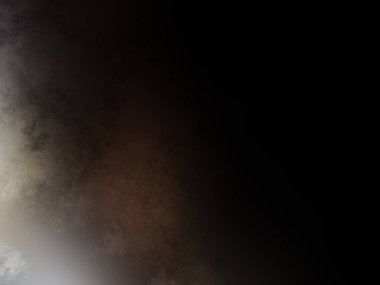 Okyanusta sörf tahtası üzerinde sörf yapan bir adam.