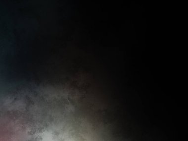 Karanlıkta kaykaylı bir adam.