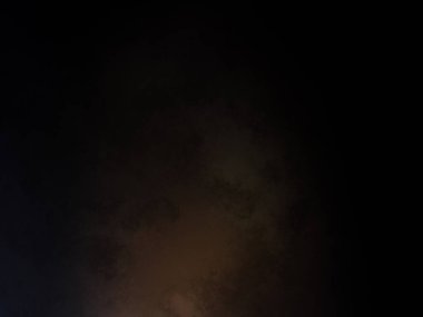 Rampada kaykay süren biri.