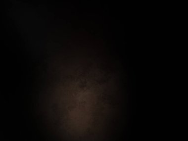 Penceresinden ışık saçan karanlık bir oda.