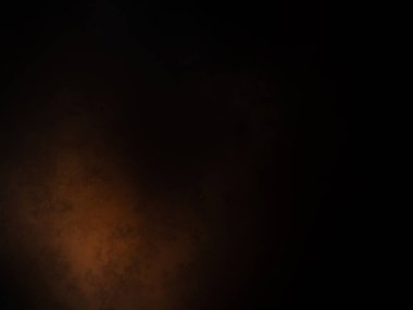 Takım elbiseli ve kravatlı bir adam karanlık bir arka planın önünde duruyor.