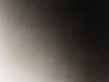 Takım elbiseli ve kravatlı bir adam duvarın önünde duruyor.