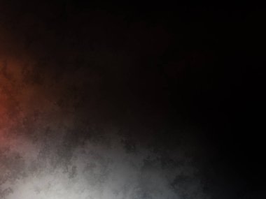 Bir adam kortta tenis raketi tutuyor.