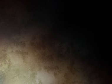 Takım elbiseli ve kravatlı bir adam karanlık bir arka planın önünde duruyor.