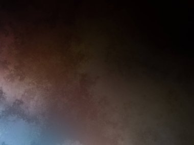 Rampada kaykay süren biri.