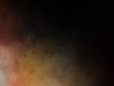 Bir adam kortta tenis raketi tutuyor.