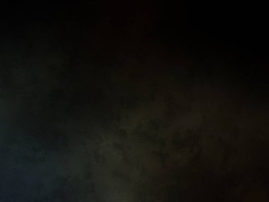 Takım elbiseli ve kravatlı bir adam karanlık bir arka planın önünde duruyor.