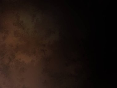 Takım elbiseli ve kravatlı bir adam duvarın önünde duruyor.