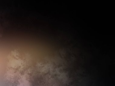 Karanlık bir yüzeyde kaykay süren bir insan.