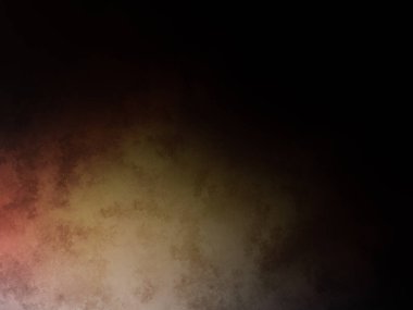 Bir adam kortta tenis raketi tutuyor.