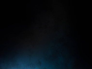 Karlı bir yüzeyde snowboard süren bir insan.