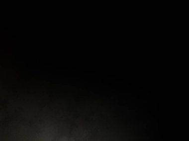 Siyah gömlekli bir adam elinde kamera tutuyor.