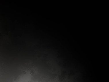 Kar yüzeyinde snowboard süren bir adam.