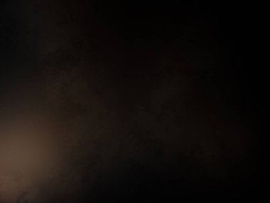 Takım elbiseli ve kravatlı bir adam karanlık bir arka planın önünde duruyor.