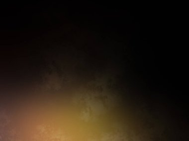 Karanlık bir yüzeyde kaykay süren bir adam.