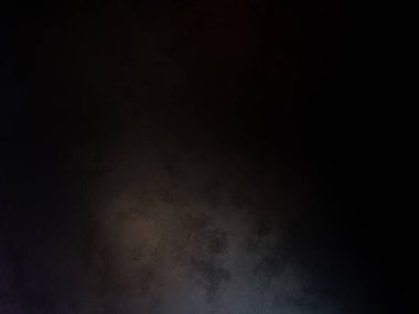 Takım elbiseli ve kravatlı bir adam mikrofonun önünde duruyor.