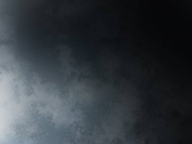 Bir uçak bulutlu bir gökyüzünde ön planda bir jetle uçuyor.