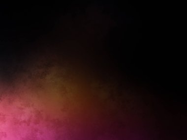 Siyah gömlekli bir adam tenis raketi tutuyor.