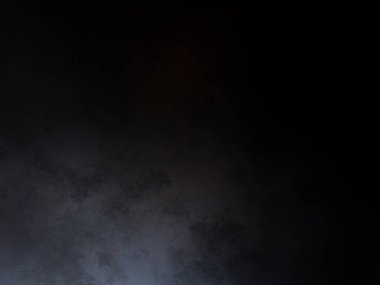 Karlı bir yüzeyde snowboard süren bir insan.