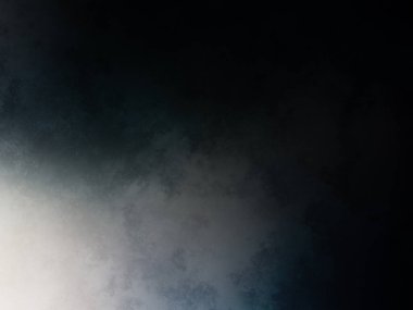 Siyah gömlekli bir adam tenis raketi tutuyor.