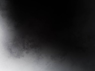 Siyah tişörtlü bir adam elinde sörf tahtası tutuyor.