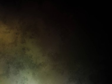 Bir adam elinde tenis raketi tutuyor.