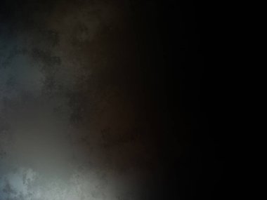 Takım elbiseli ve kravatlı bir adam duvarın önünde duruyor.