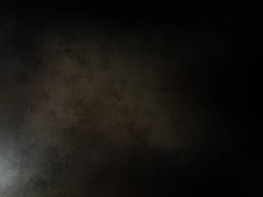 Dolunay bulutların arasından görülür.