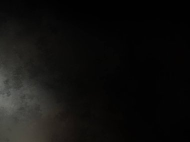 Karanlık gökyüzü ve bulutları olan dolunay.