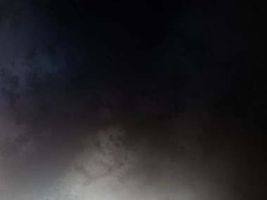 Sörf tahtasında suda bir insan.