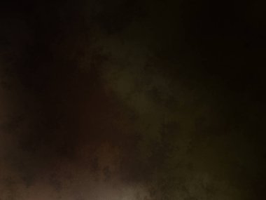 Karanlık bir gökyüzünde parlak bir ışıkla uçan bir uçak.