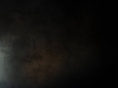 Karanlık gökyüzü ve bulutları olan dolunay.