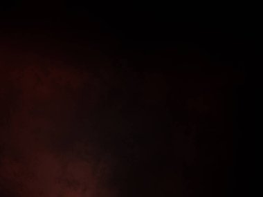 Elinde mikrofon tutan takım elbiseli ve kravatlı bir adam.