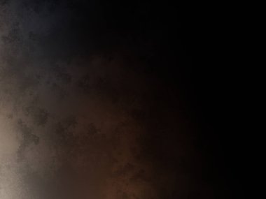 Takım elbiseli ve kravatlı bir adam ateşin önünde duruyor.