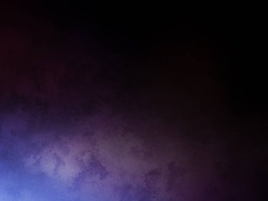 Mor ve mavi arka planda duran takım elbiseli ve kravatlı bir adam.