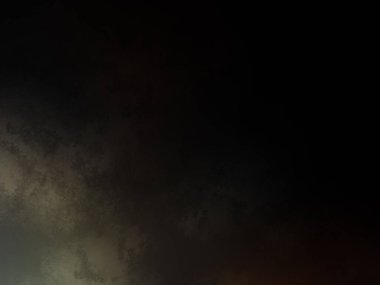 Karanlık bir gökyüzü, birkaç bulut ve bir sokak ışığı.