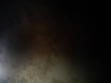 Tenis raketiyle karanlıkta duran bir adam.