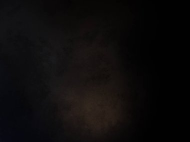 Elinde mikrofon tutan takım elbiseli ve kravatlı bir adam.