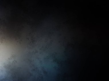 Takım elbiseli ve kravatlı bir adam karanlık bir arka planın önünde duruyor.