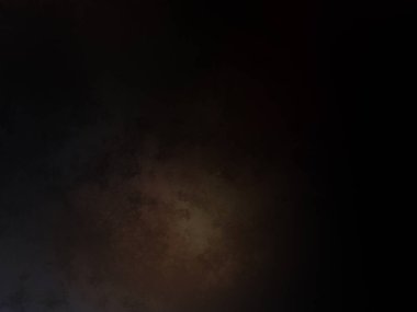 Takım elbiseli ve kravatlı bir adam karanlık bir arka planın önünde duruyor.