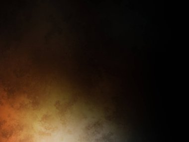 Bir adam kortta tenis raketi tutuyor.