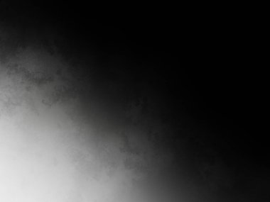 Siyah gömlekli bir adam tenis raketi tutuyor.