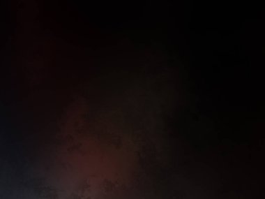 Karanlıkta bir adam kaykayın üzerinde duruyor.