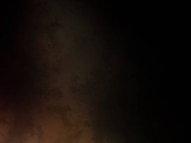 Takım elbiseli ve kravatlı bir adam ateşin önünde duruyor.