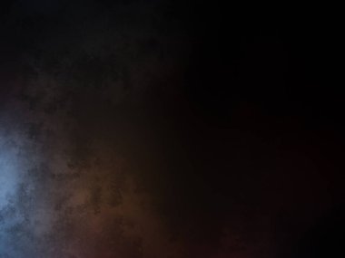 Takım elbiseli ve kravatlı bir adam tenis raketi tutuyor.