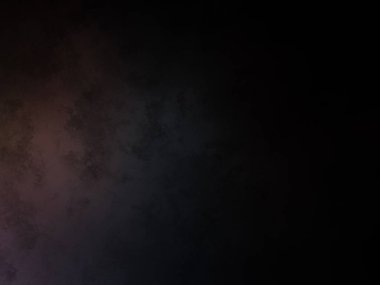 Mor ve mavi ışıklı siyah bir arkaplan.