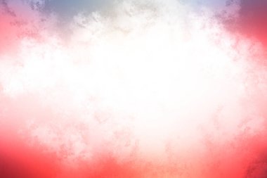 Bulutlu kırmızı ve mavi bir gökyüzü ve sörf tahtasında bir insan